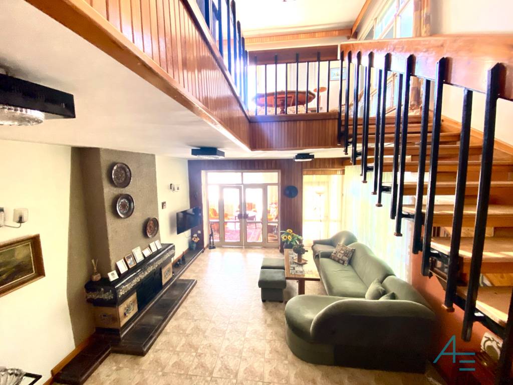 Vila, 6 i, aj pre dve rodiny, na firmu , so záhradou v cent - 8