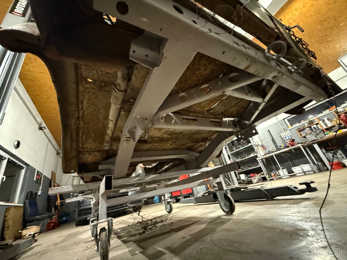 Predám karosériu a rám GAZ 69 - 8