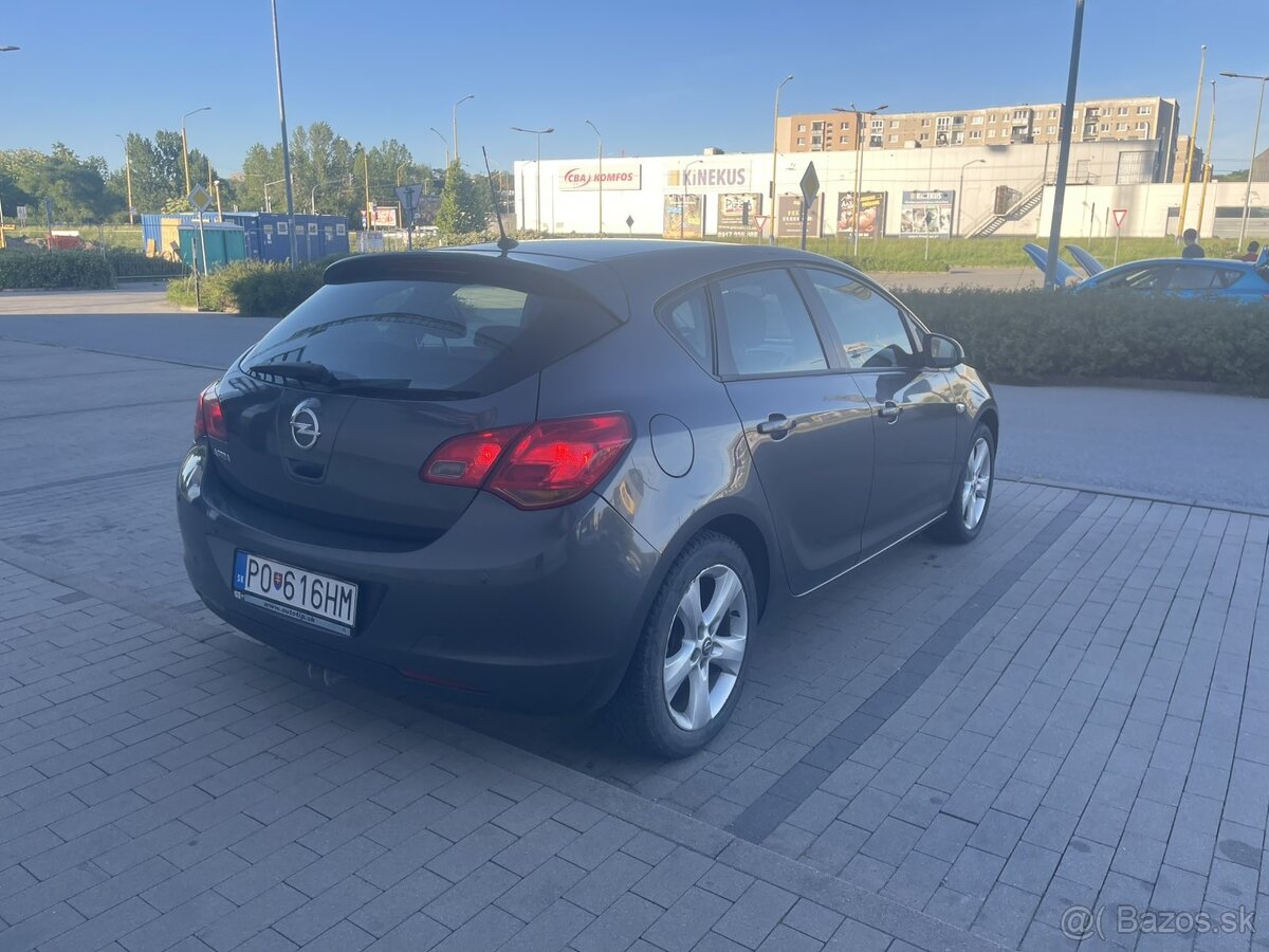 Opel Astra J 1,6 benzín - 8