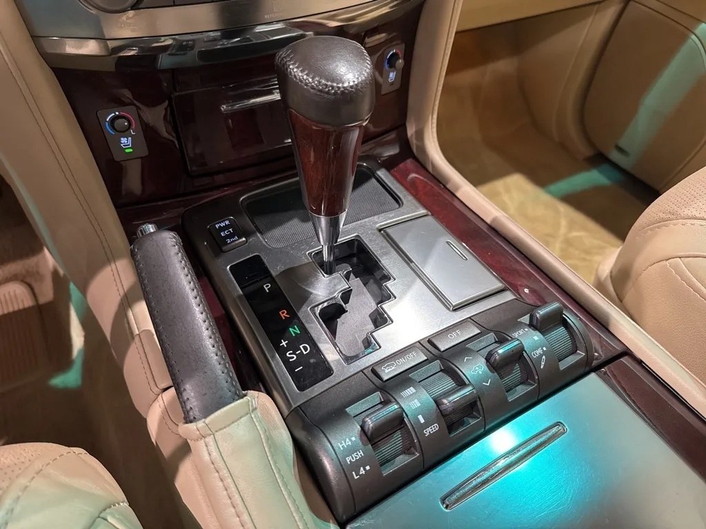 2011 LEXUS LX570 - 8 miest - 8