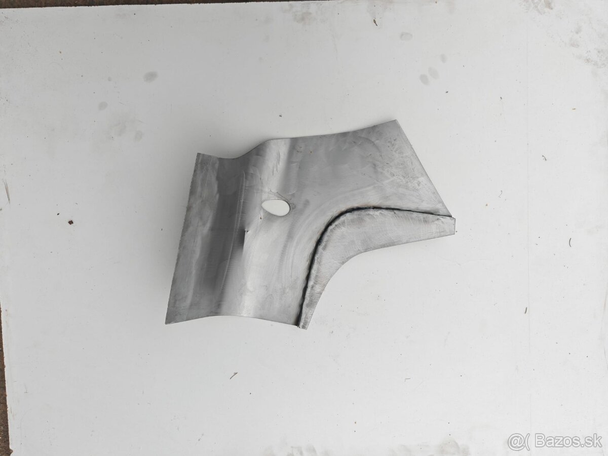 Přechody mezi prahem a blatníkem Tatra 603 - 8