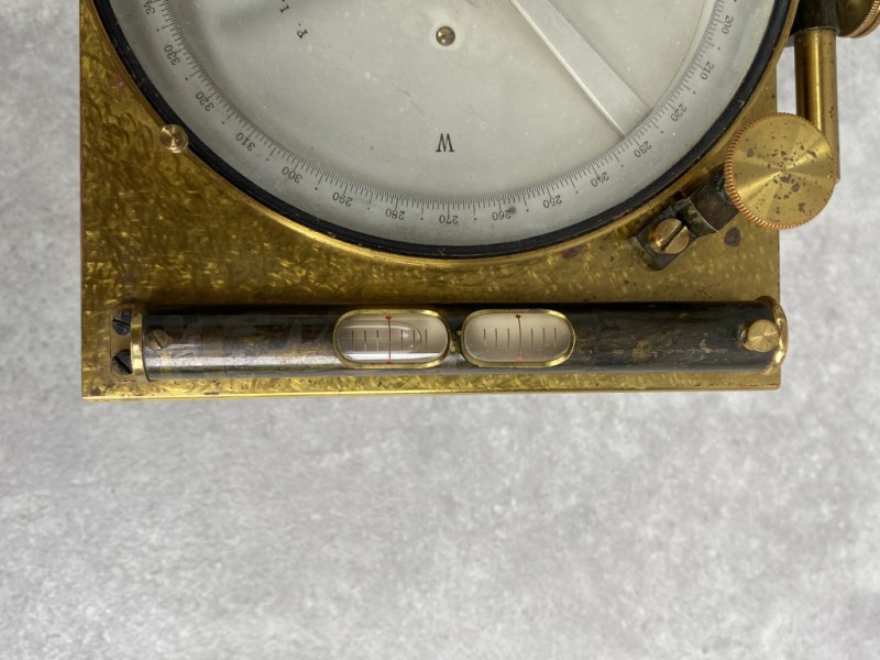 Starožitný nivelačný prístroj s kompasom 1911 Kapp and sohne - 8