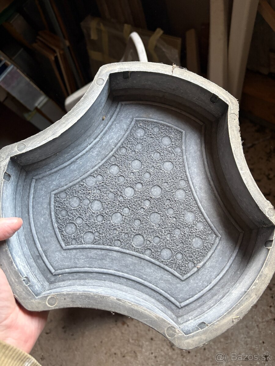 Vibracny stol + formy - 8