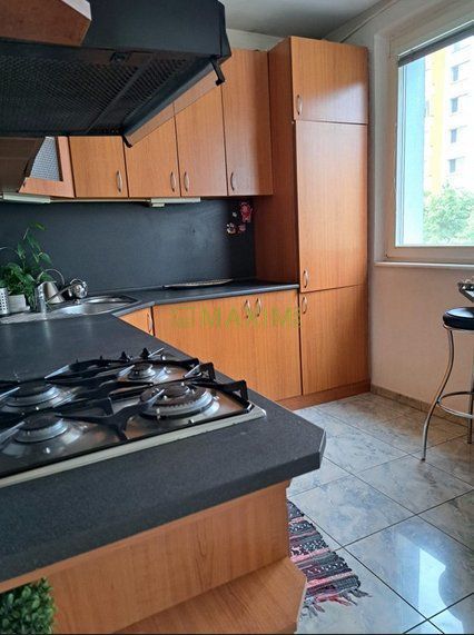 Ponúkame na predaj 4-izbový byt na predaj v Dúbravke na uli - 8