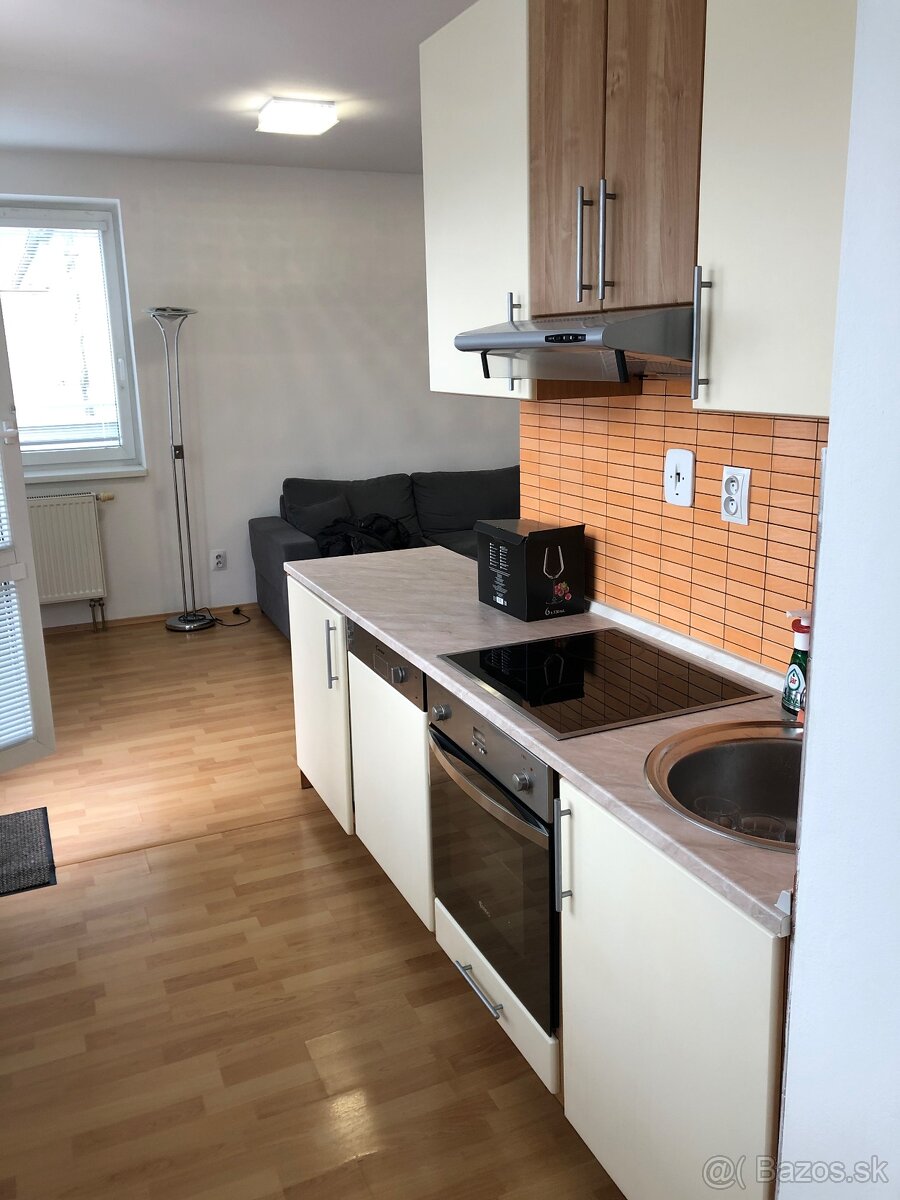 Predaj 2.5 izb. exkluzívny byt v centre BB s veľkou terasou - 8