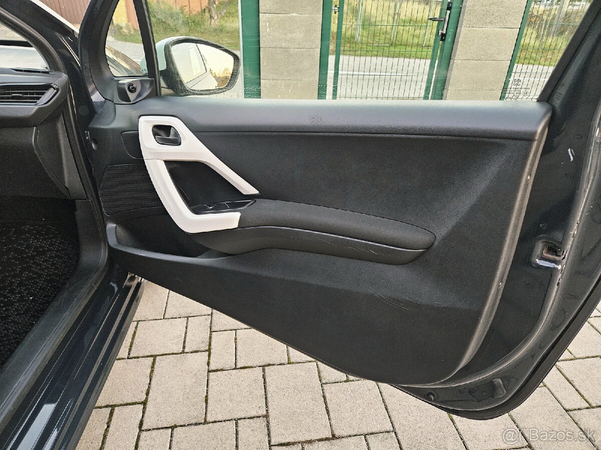 🚗💨 PEUGEOT 208 - 8