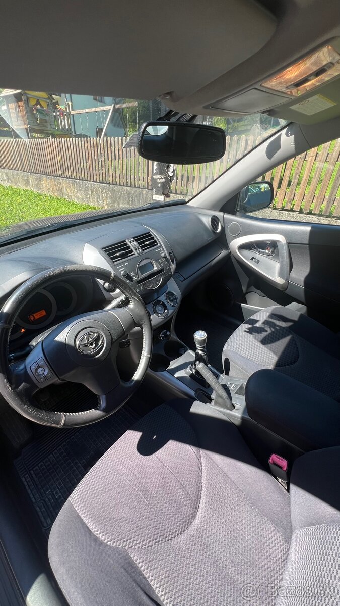 Toyota RAV4 - 8