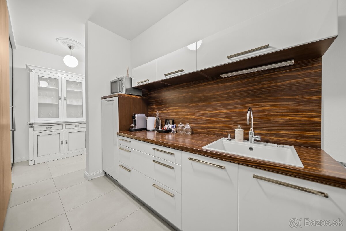 Investičná nehnuteľnosť s 6 apartmánmi a kanceláriami Vráble - 8