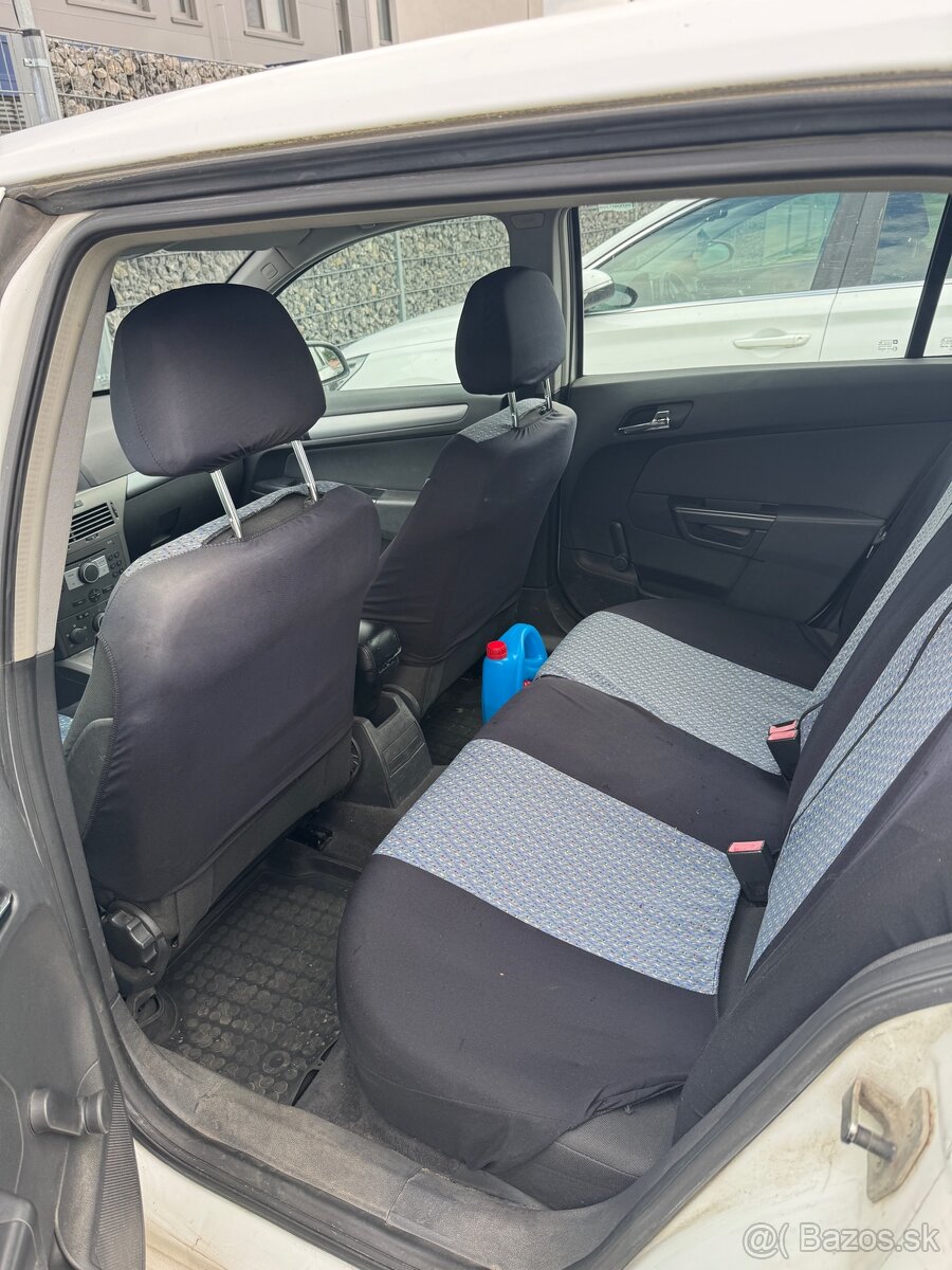 Opel Astra combi 2005 biela - 8