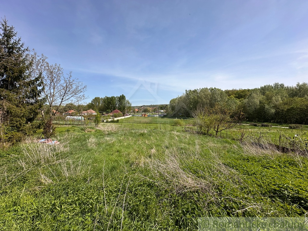 Pozemok v tichej slepej uličke v obci Semerovo - 8