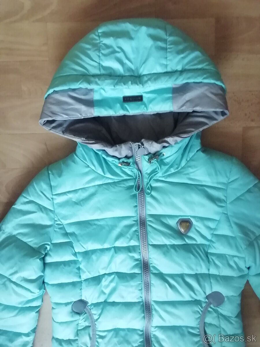 Červená vetrovka - 8