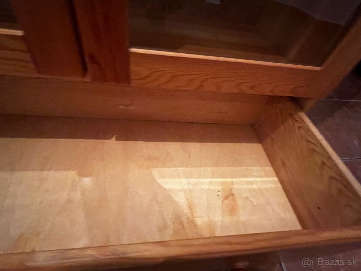 Drevenná vitrína - 8