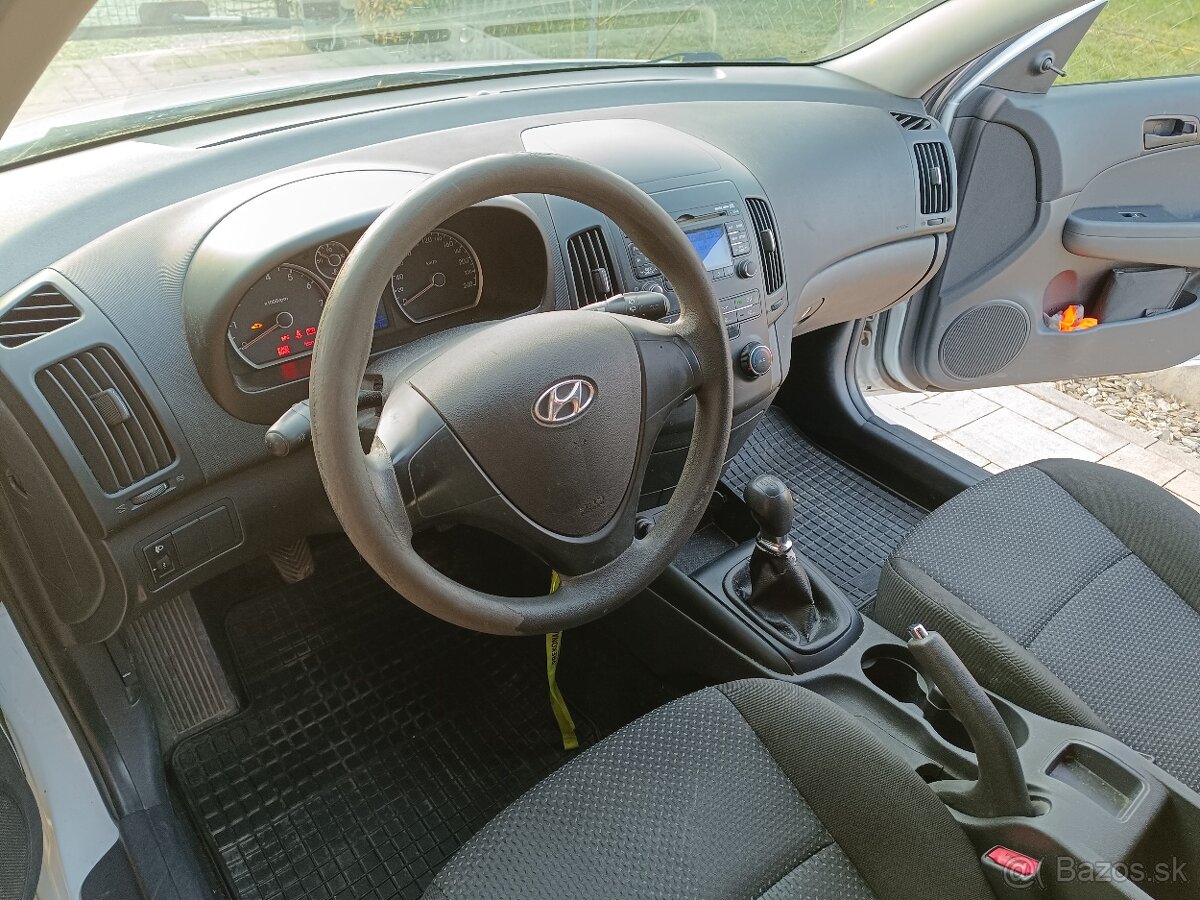 Hyundai i30 1,4 benzín 80kw, r.v. 2011 - 8