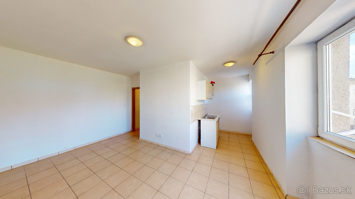 4 BYTY a SKLADOVÉ PRIESTORY / 11% ročne potenciálny výnos - - 8