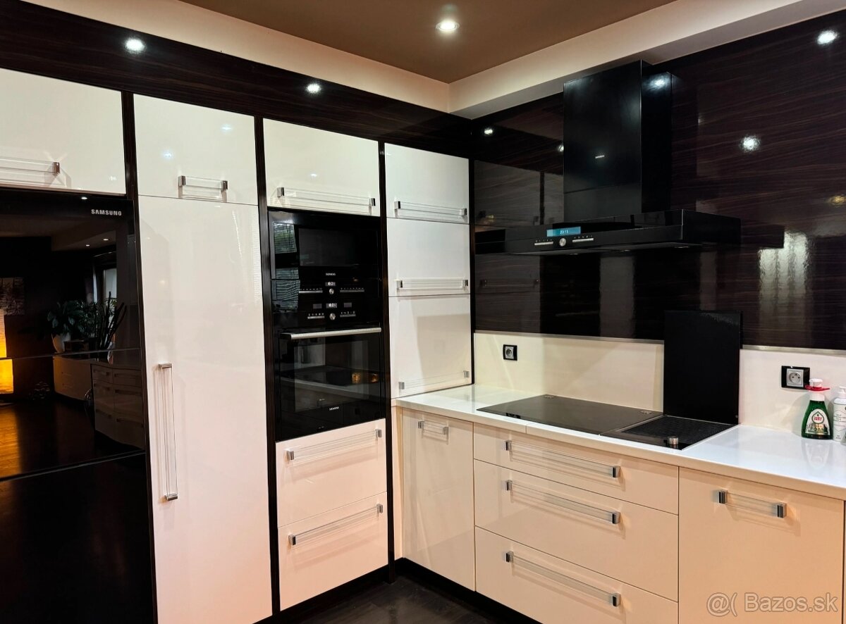 Predaj priestranného 4-izbového rodinného domu v stredomo - 8