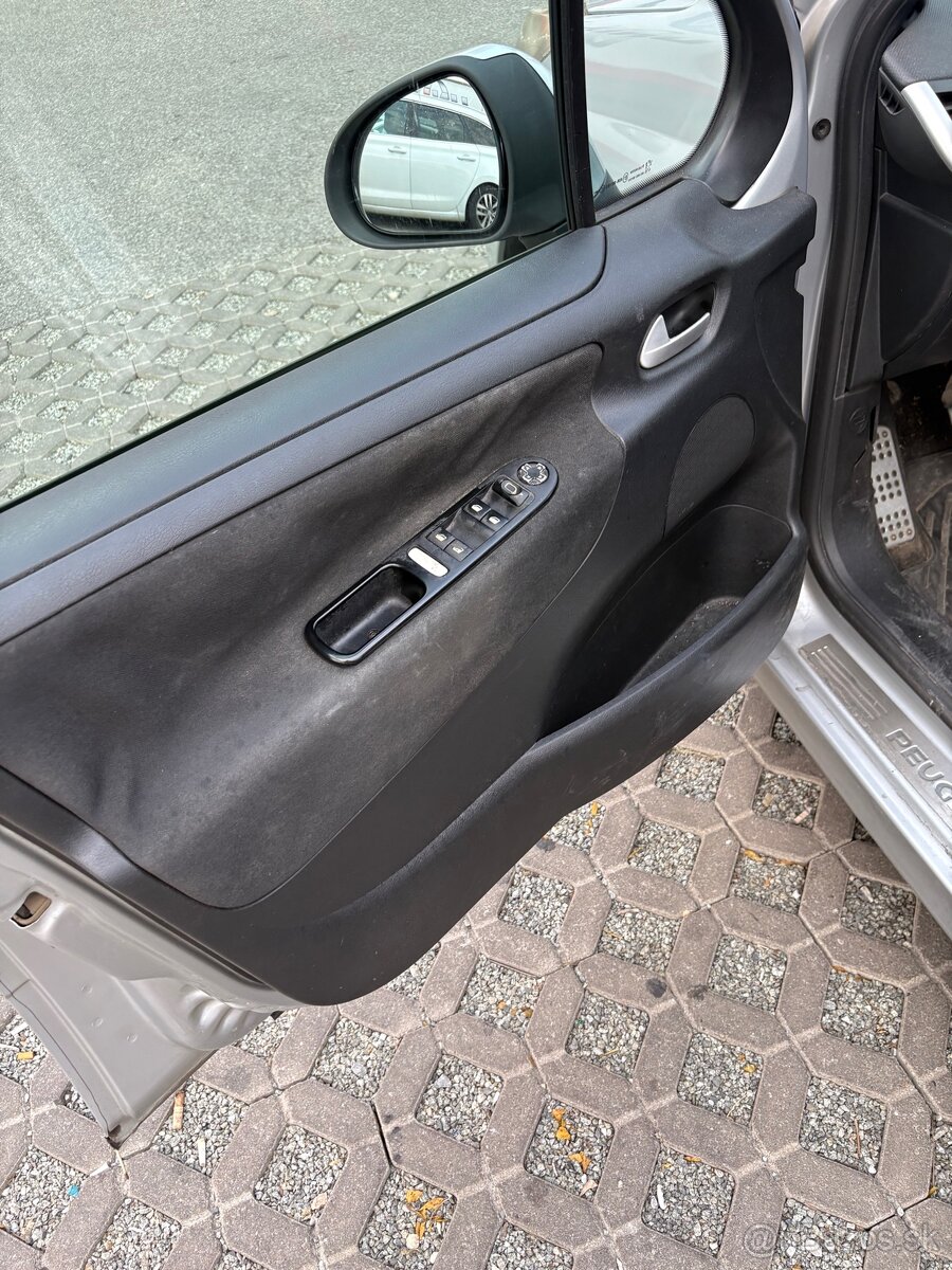 Peugeot 207 - 8