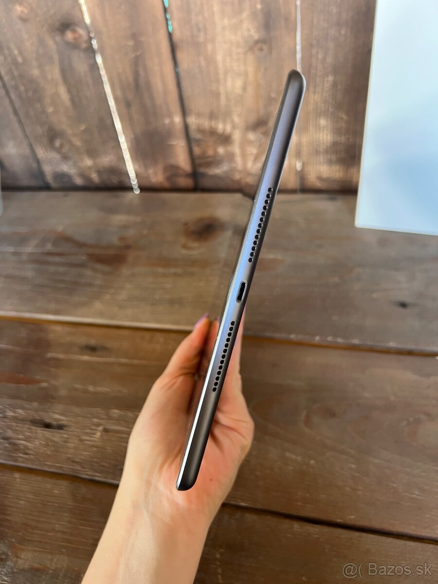 Ponúkam na predaj Ipad (7th generation) Wi-Fi + Cellular - 8