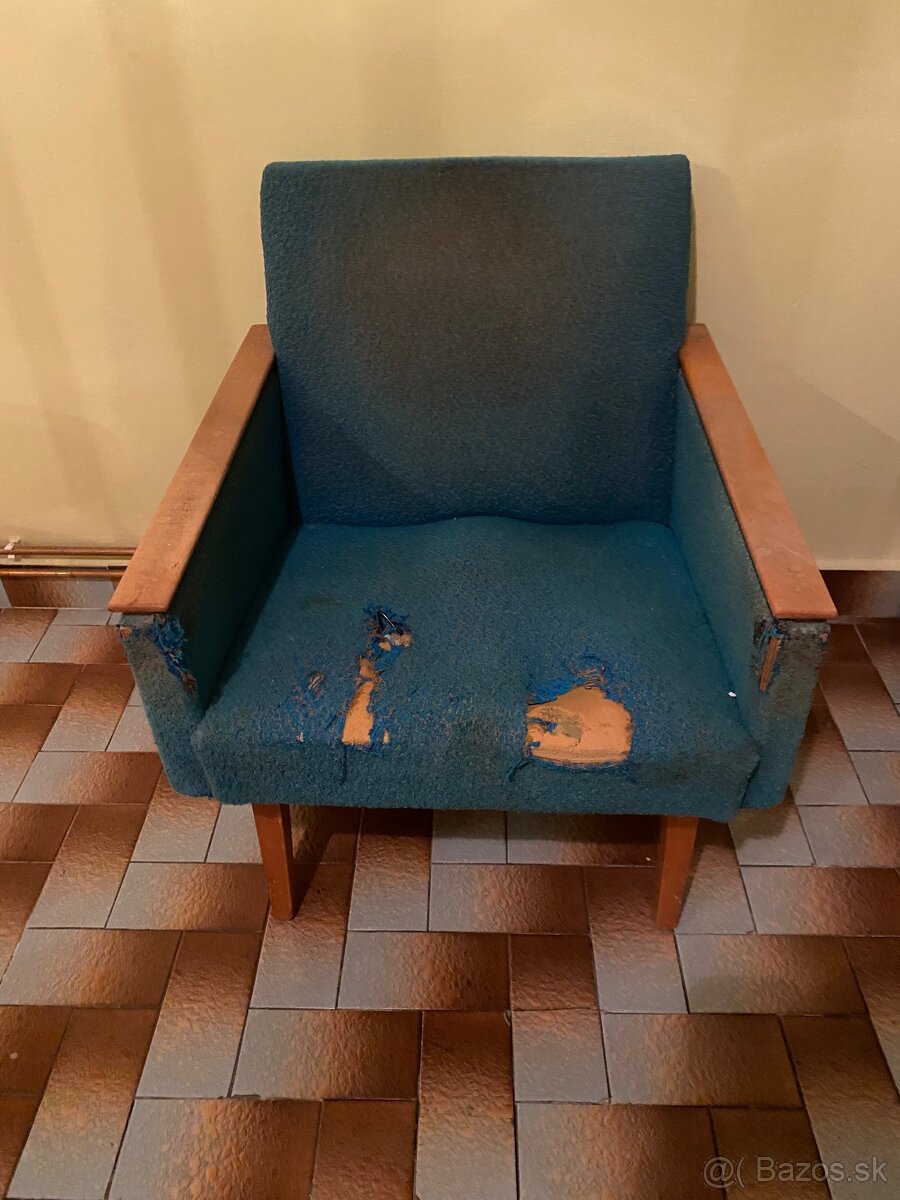 Stôl a dve kreslá - 8