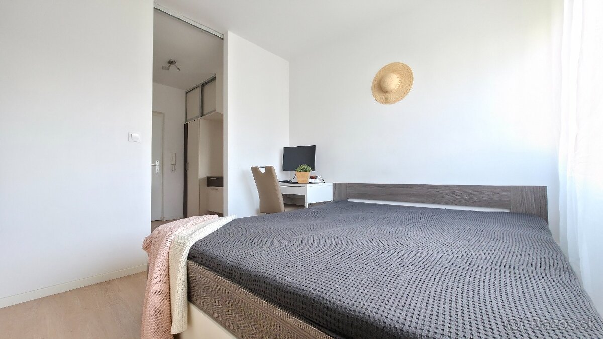 2 IZB BYT S PARKOVANÍM, PIVNICOU A BALKÓNOM - RUŽINOVSKÁ - 8