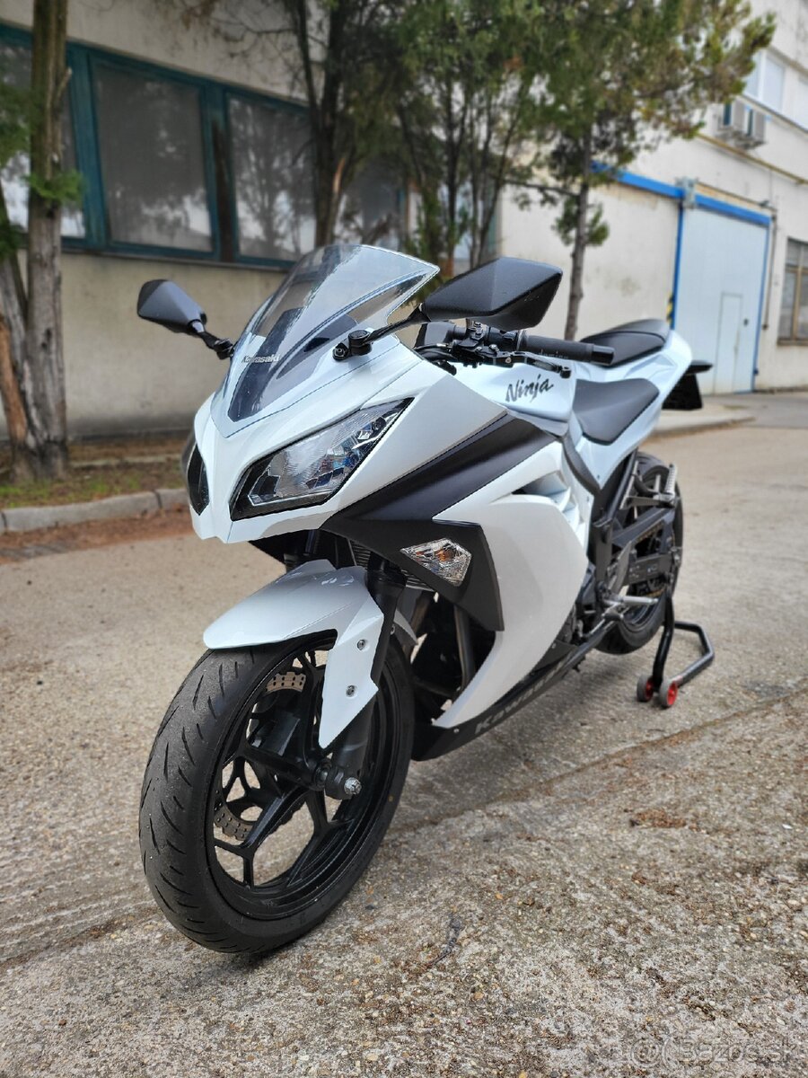 Kawasaki Ninja 300, A2
- 8
