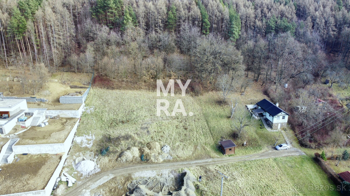 Na predaj stavebný pozemok s projektom 2500  m2, ul. Broskyň - 8