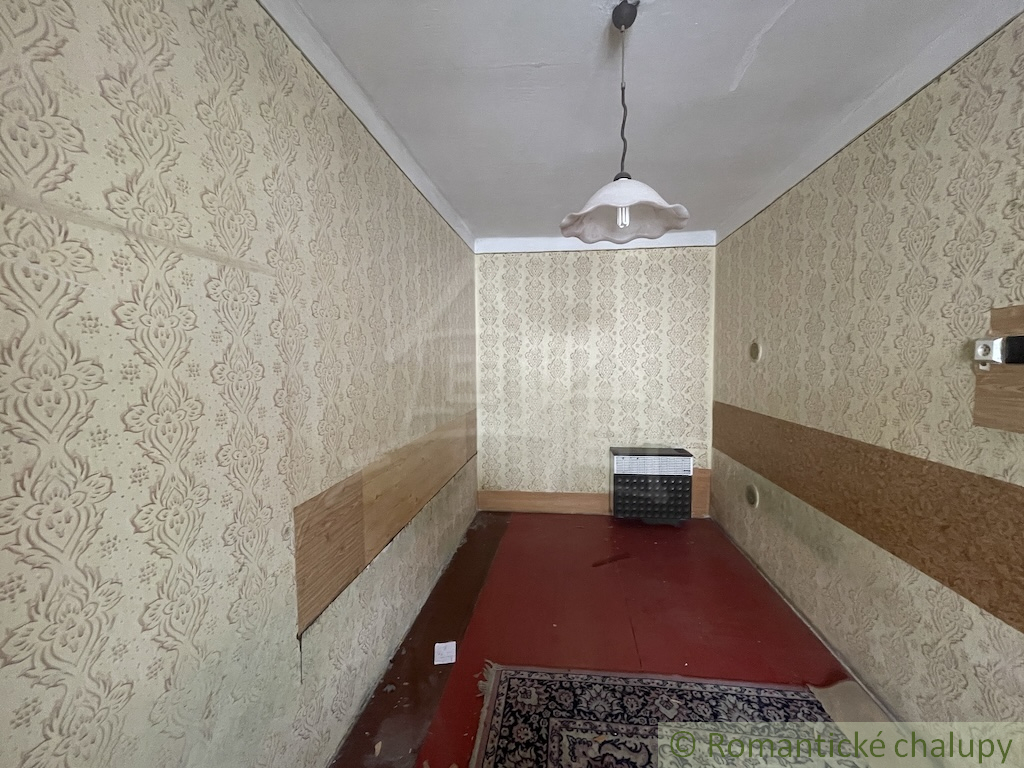 Trojizbový rodinný dom s veľkým pozemkom v Mojmírovciach – - 8