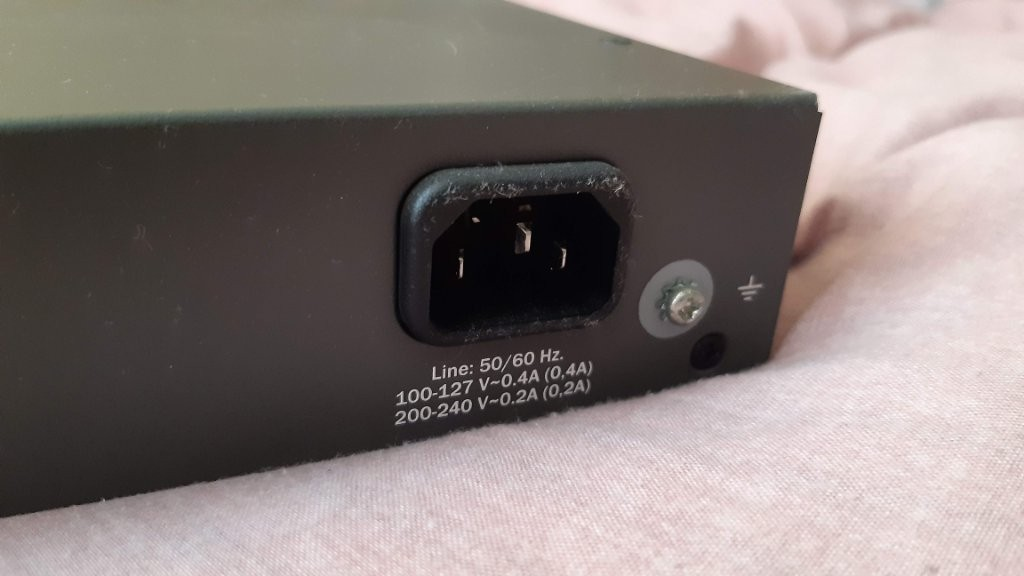 Predám HP ProCurve Secure Router 7102dl. - 8