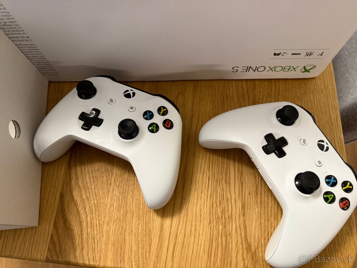 Xbox One S 1TB s 2 ovládačmi a nabíjacou stanicou - 8