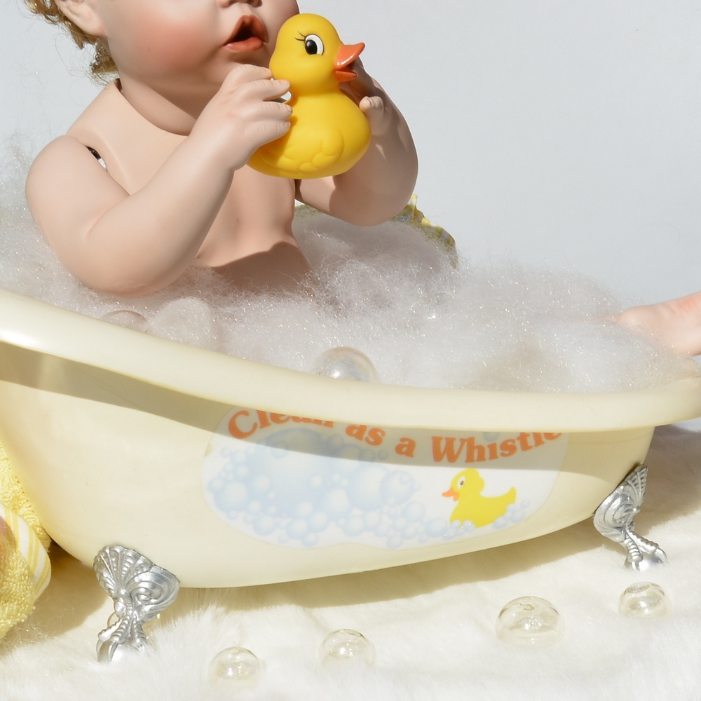 Porcelánová bábika +vanička +kačka +bublinky +kožušinka - 8