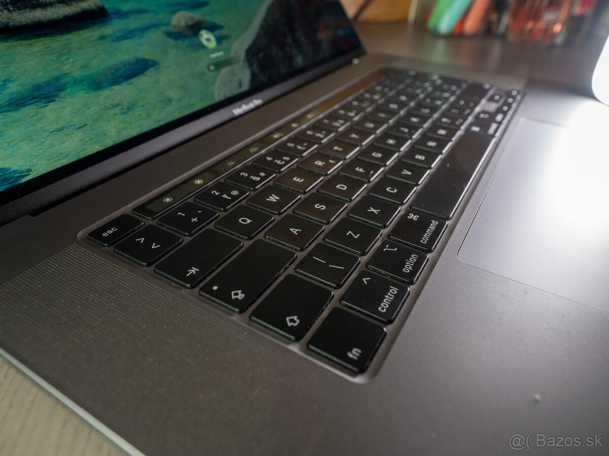 P: MacBook Pro 16" SK i7 6core 2,6GHz 16GB RAM 512GB SSD - 8