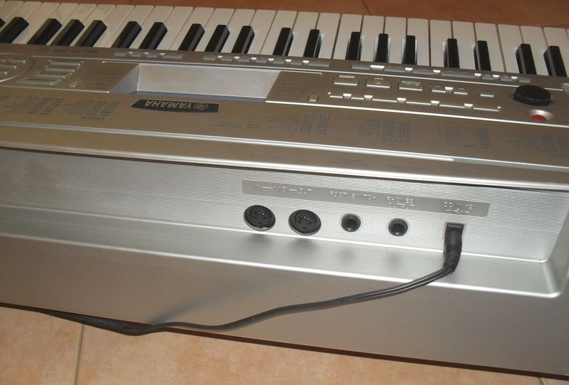 Yamaha Portable Grand DGX 300 (rozsah 6,5 oktávy) - 8