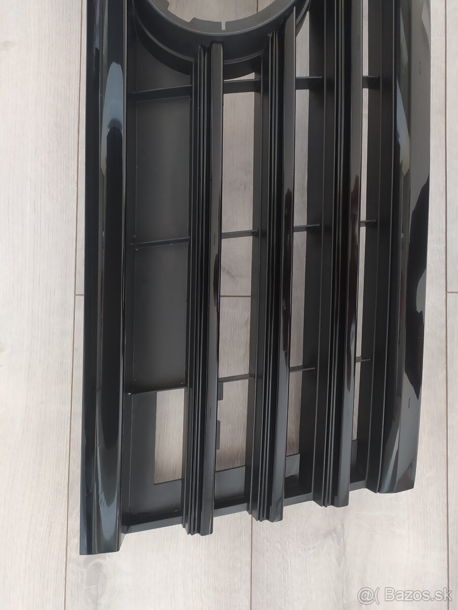 VW Touareg 3 III 760 maska čierna RLine, ostrekovačov svetla - 8