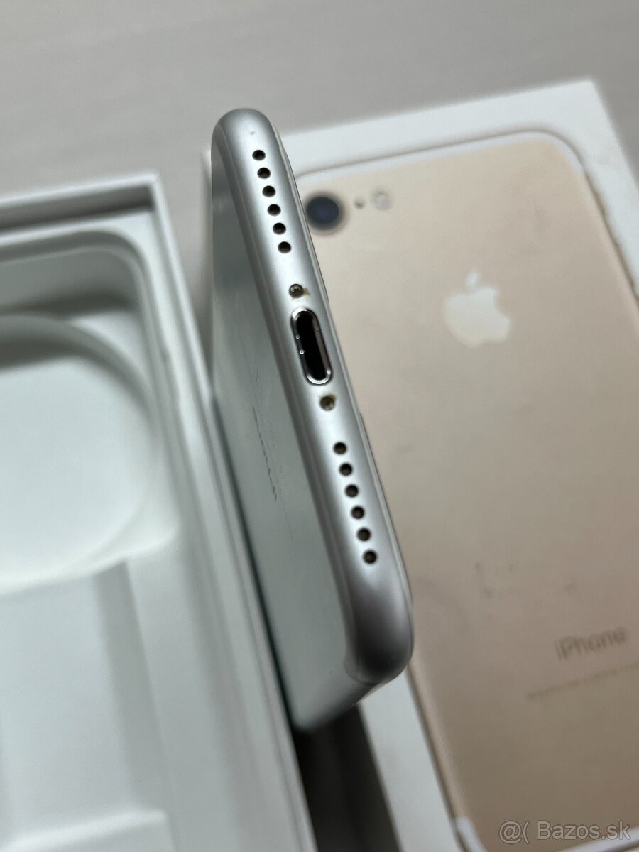 IPHONE 7 • 32GB - 8