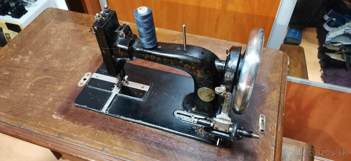 Starožitný šijací stroj značky PFaFF - 8