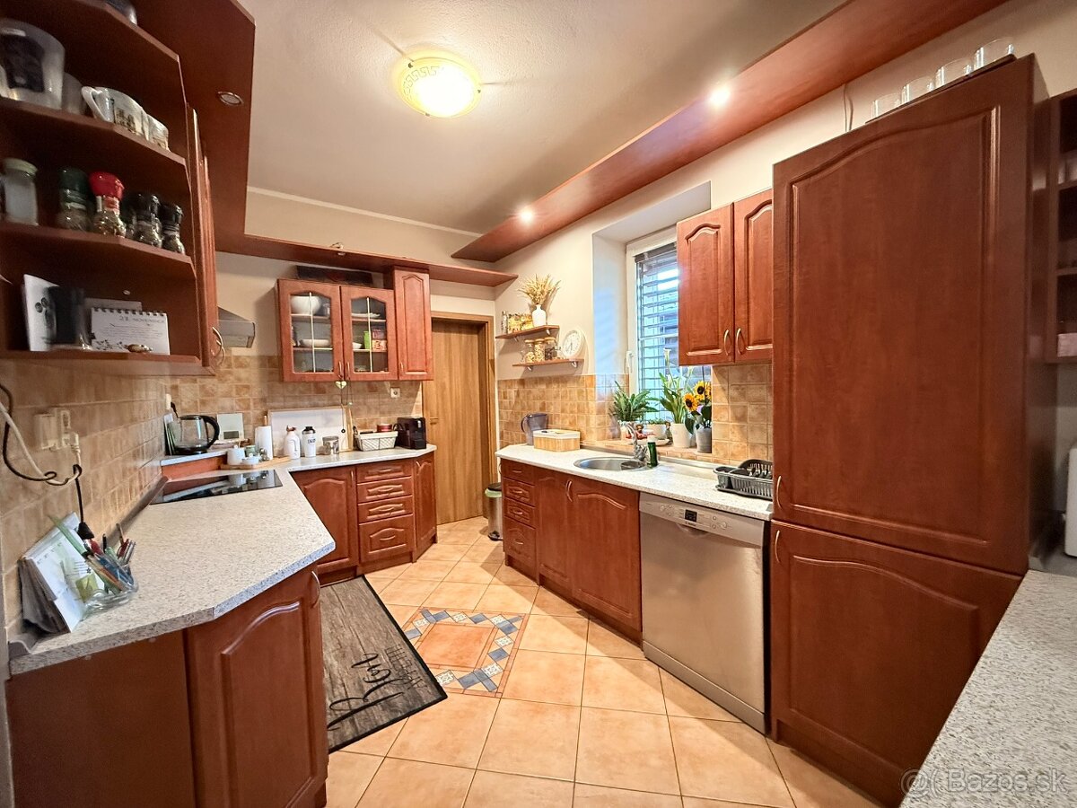 Rodinný dom s dvojgarážou, altánkom, bazénom - 8