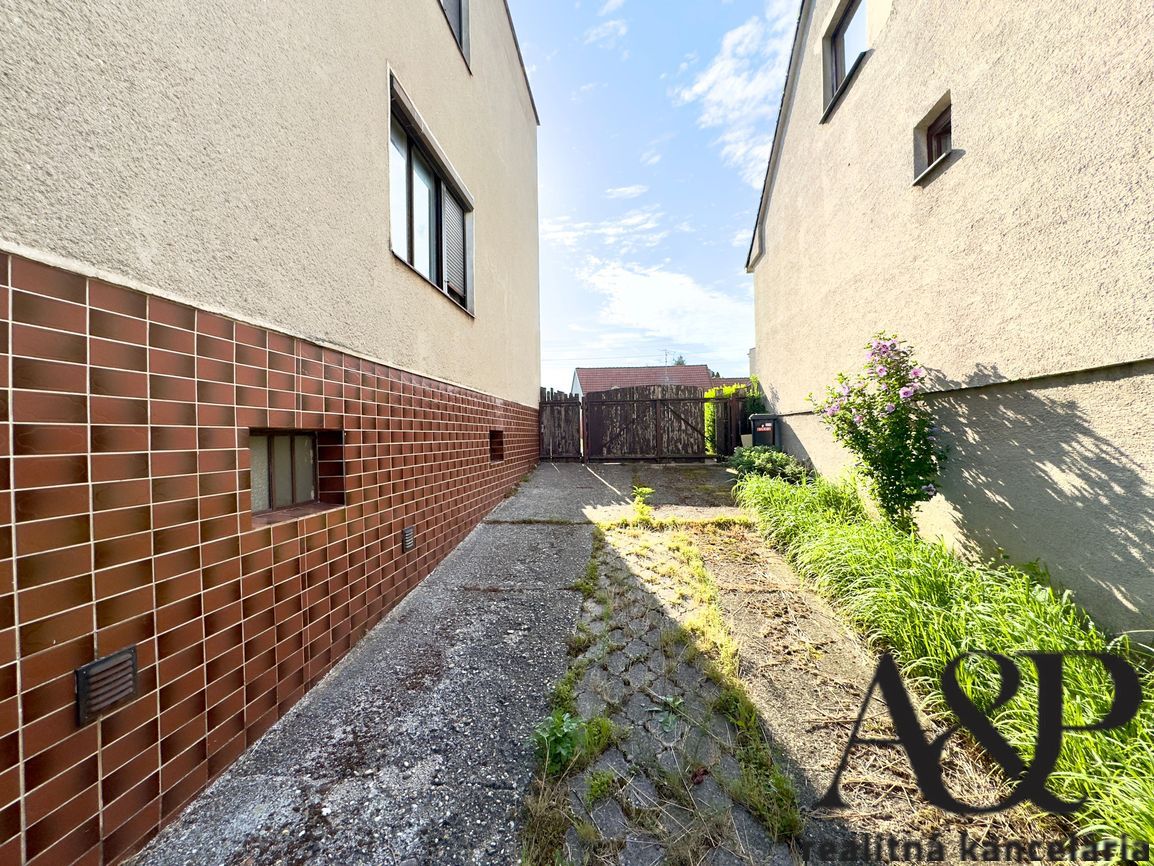 4 IZB. RODINNÝ DOM S GARÁŽOU, POZEMOK 1056M2, ROVENSKO, okr. - 8