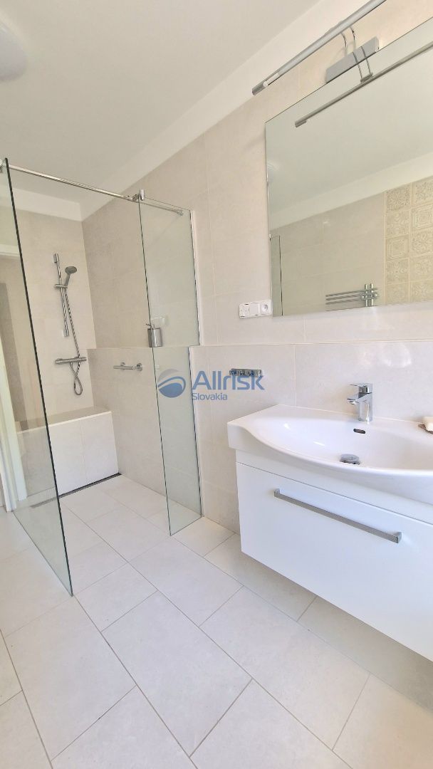 Na predaj: Priestranný 3-izbový byt s bonusovým priestorom v - 8