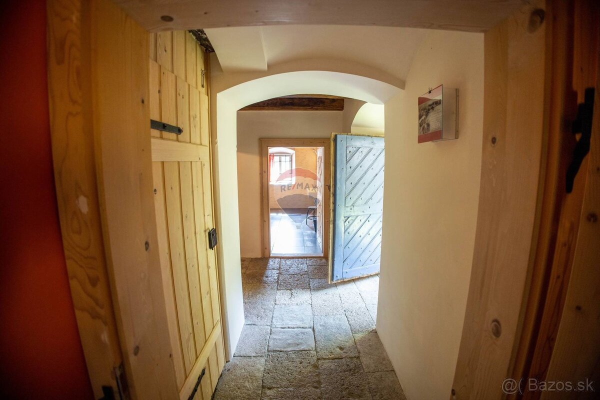 Krásne zrekonštruovaný historický dom v obci Vyhne - 8