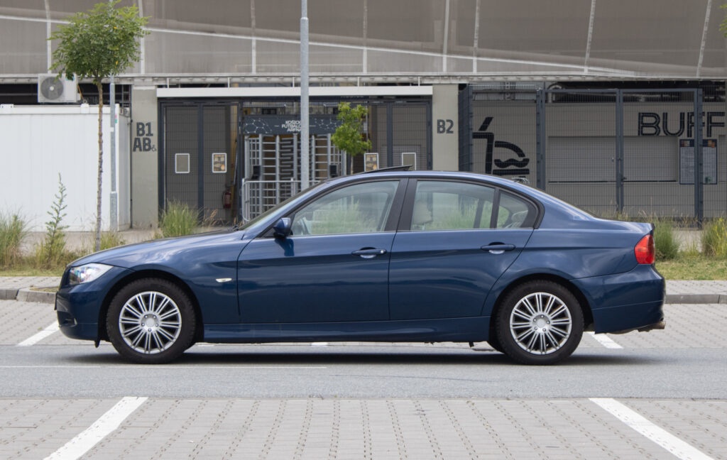 BMW 318i (E90) z roku 2005 - 8