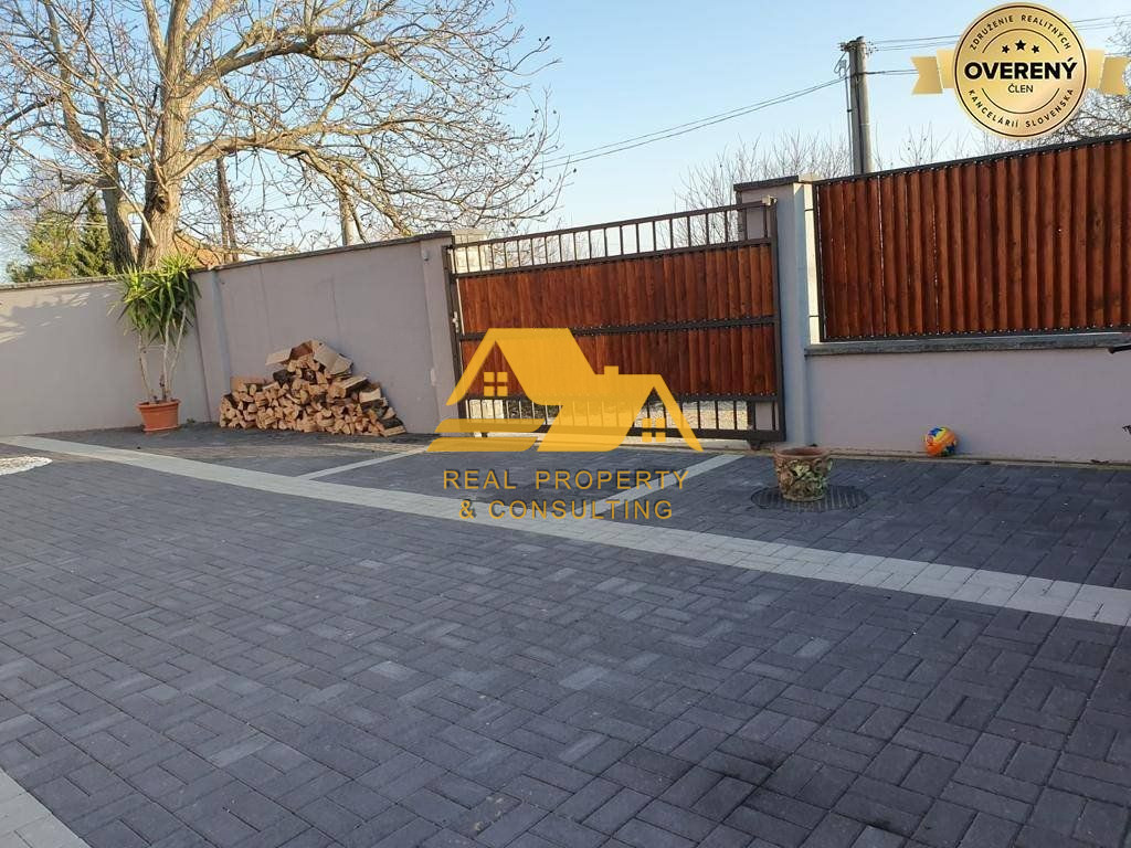 Predám podnikateľský objekt v Komjaticiach - 8