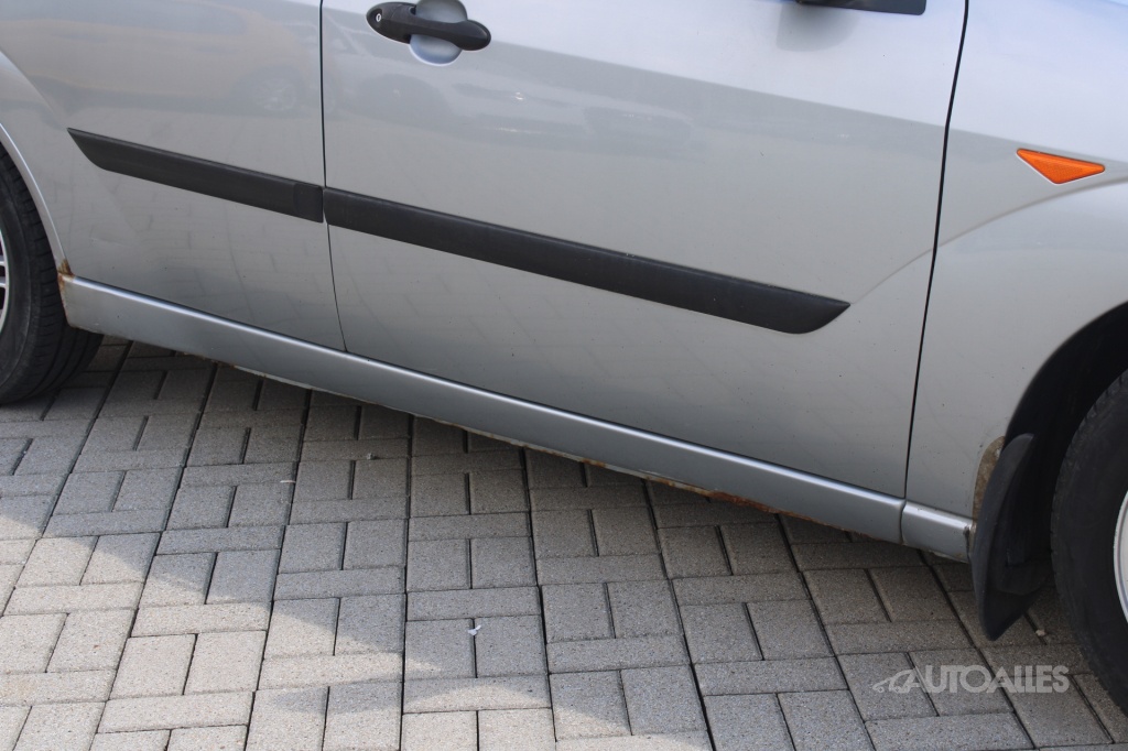 Ford Focus 1,6 i 74 kW SEDAN - 8