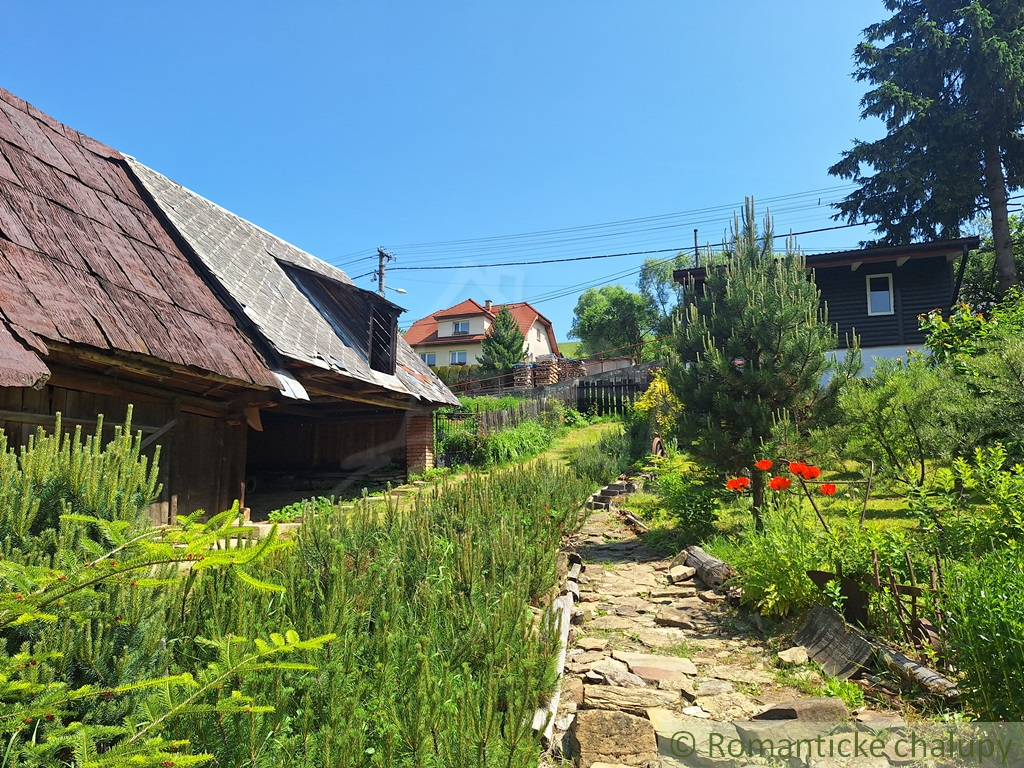 Romantická drevenica s garážou, upraveným pozemkom a teras - 8