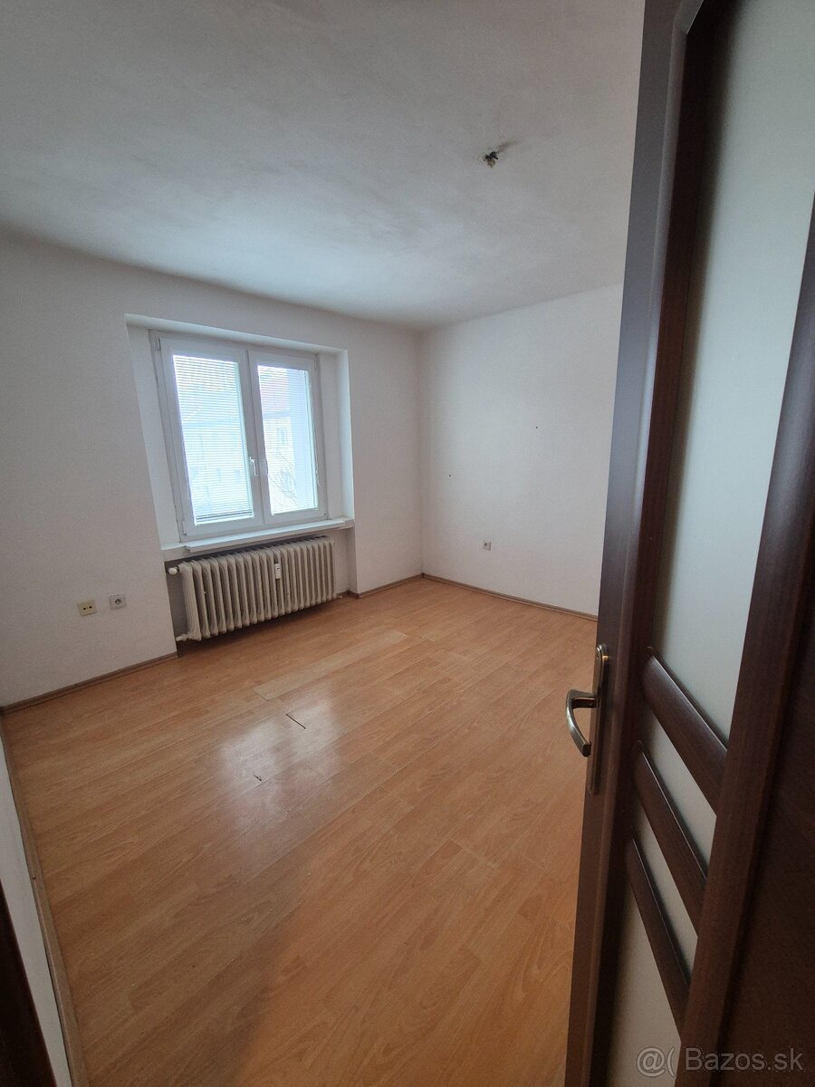 2-IZBOVÝ BYT V KN. - 8