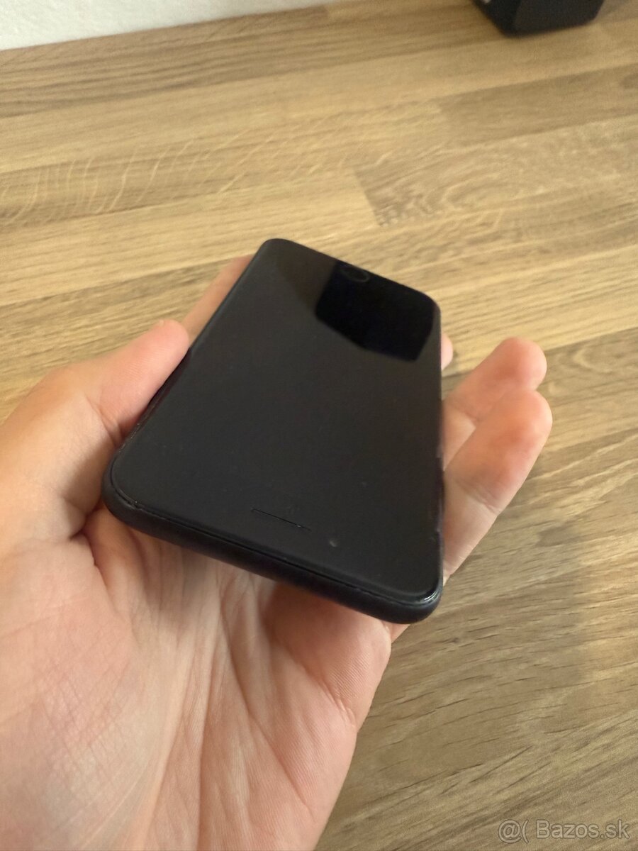 Predám Apple iPhone se 2022 64GB - 8