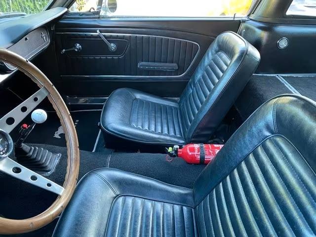 Ford Mustang Fastback A-Code z roku 1965 - 8