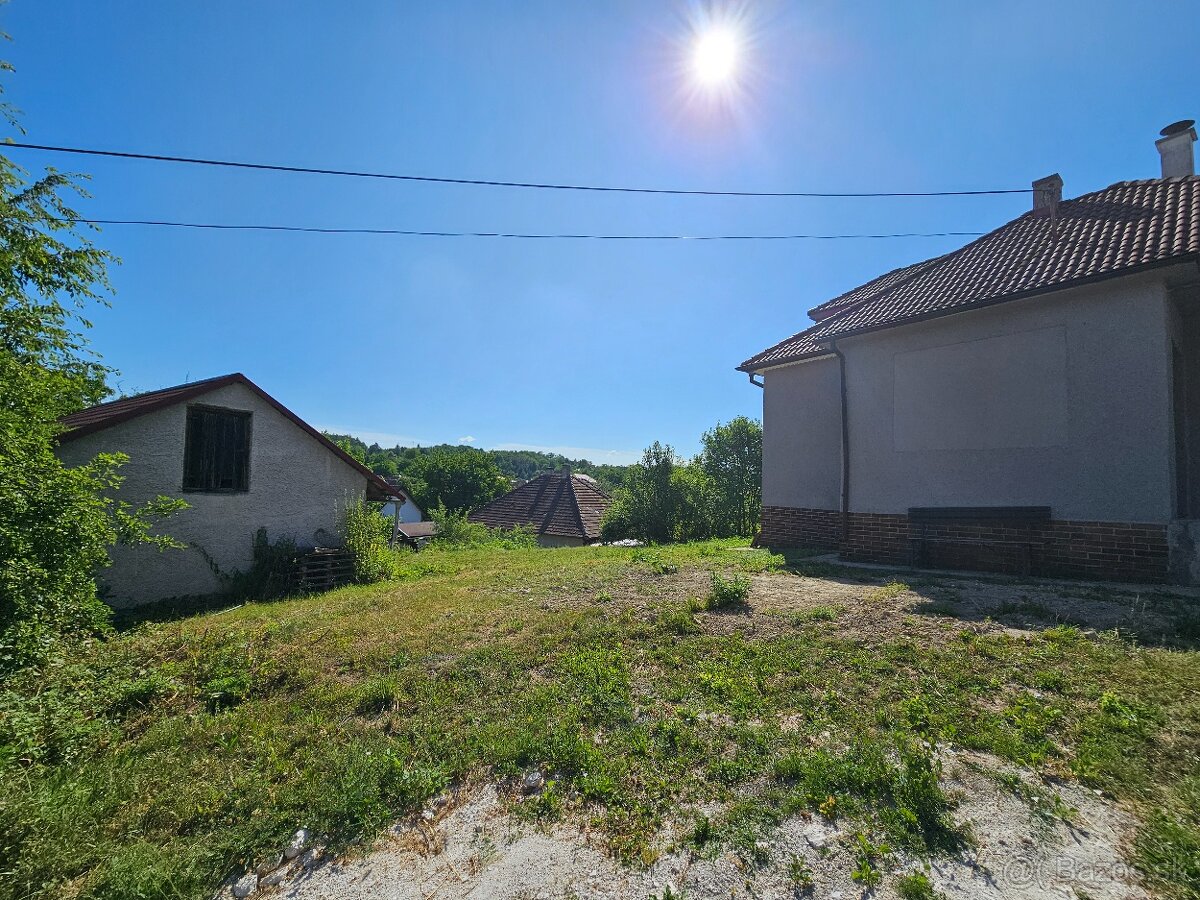 Slnečný dom s veľkým pozemkom a krásnym výhľadom pod horami - 8