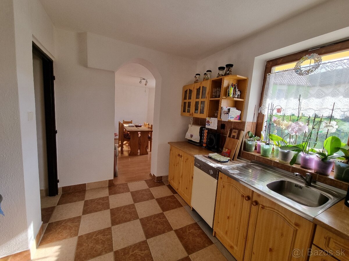 Priestranný rodinný dom s nádherným výhľadom - Hriňová - 8