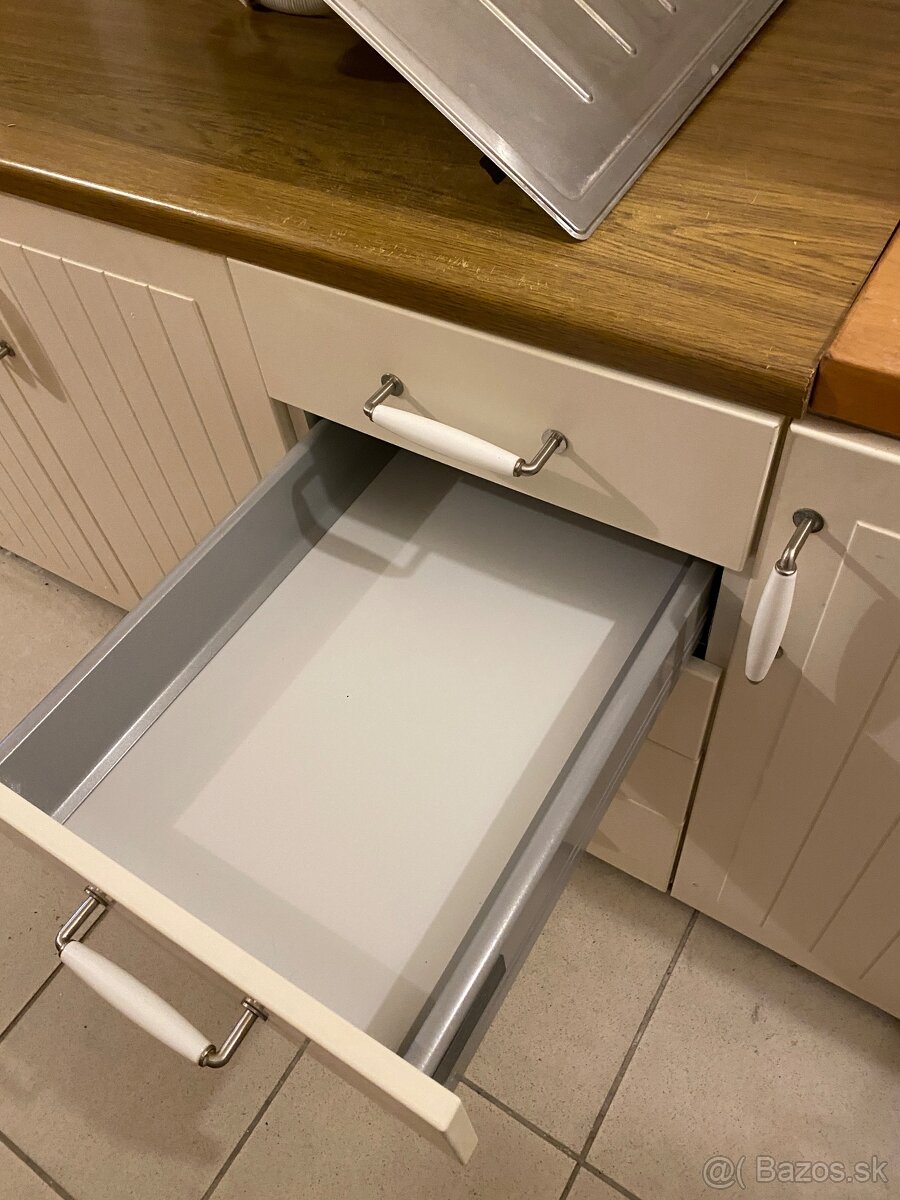 Kuchynská linka Ikea biela rustikálna - 8