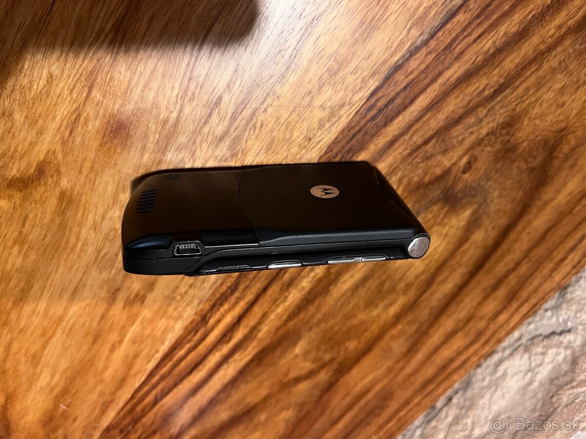 Motorola legendárne mobily RAZR V3/SLVR L7e/KRZR K1 - 8