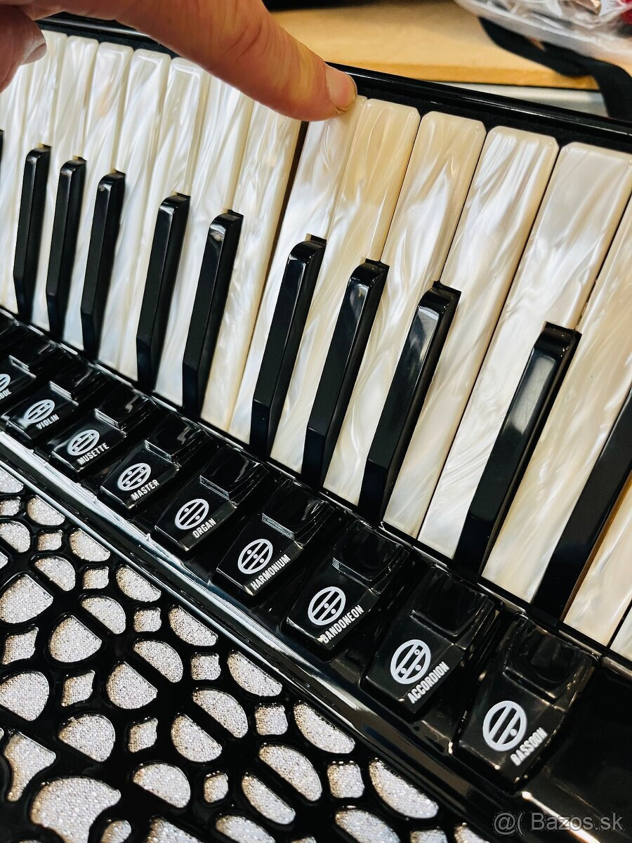 Predám profesionálny akordeón Borsini Wienna 374- 96 basový - 8